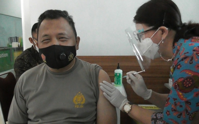 title Acungkan Jempol, Kapolresta Mataram Mengaku Semakin Bugar usai Disuntik Vaksin Covid-19 Acungkan Jempol, Kapolresta Mataram Mengaku Semakin Bugar usai Disuntik Vaksin Covid-19