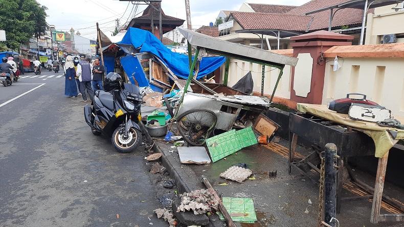 Mobil Tabrak 4 Kios Pedagang di Depan RSUD Kota Tasikmalaya, Pengemudi Kabur