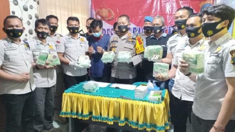 title Menyamar Jadi Pembeli, Polisi Tangkap Kurir Narkoba di Tol Binjai, 10 Kg Sabu Disita Menyamar Jadi Pembeli, Polisi Tangkap Kurir Narkoba di Tol Binjai, 10 Kg Sabu Disita