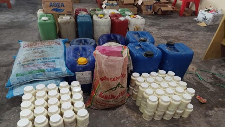 Polisi Bongkar Penyimpanan Ratusan Liter Cap Tikus dan Bahan Kimia di Sangihe