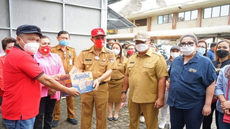 Pemkab Minahasa Serahkan Bantuan Korban Banjir-Longsor di Manado