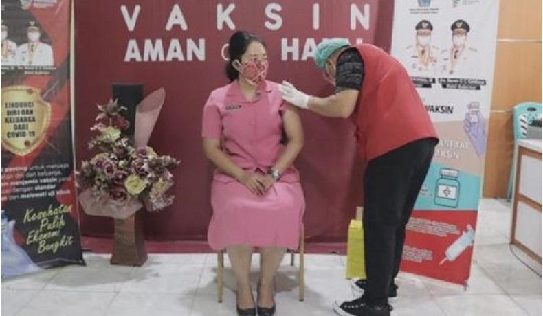 title Disuntik Vaksin Covid-19 Dosis Kedua, Ketua Bhayangkari Sulut Merasa Lebih Sehat Disuntik Vaksin Covid-19 Dosis Kedua, Ketua Bhayangkari Sulut Merasa Lebih Sehat