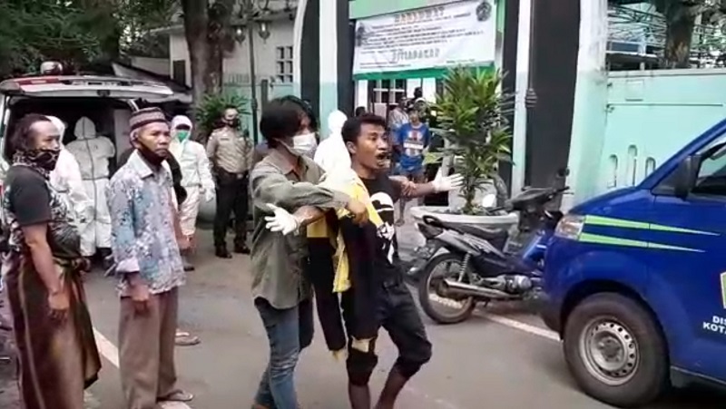 title Viral Petugas Pemakaman di Malang Dipukul karena Jenazah Covid-19 Tertukar Viral Petugas Pemakaman di Malang Dipukul karena Jenazah Covid-19 Tertukar