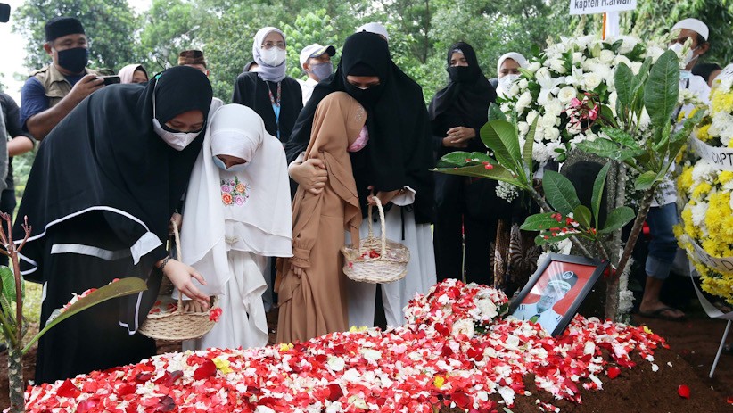 Suasana Haru Pemakaman Kapten Afwan, Pilot Sriwijaya Air SJ 182 - Bagian 1
