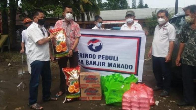 Perindo Bagi-Bagi Sembako, Makanan Siap Saji dan Masker ke Warga Korban Banjir Manado