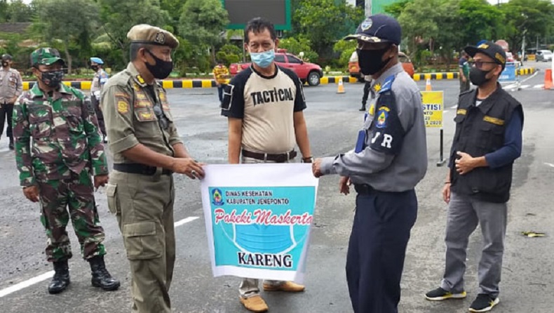 title 25 Orang Terjaring Razia di Jeneponto, Pelanggar Diminta Berjalan Kaki Beli Masker  25 Orang Terjaring Razia di Jeneponto, Pelanggar Diminta Berjalan Kaki Beli Masker