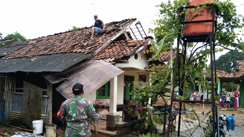 Puting Beliung Terjang 2 Desa Di Karawang, Puluhan Rumah Dan 1 Musala Rusak