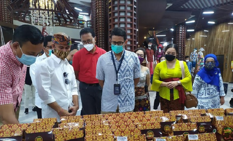 Kunjungi Pusat Oleh-Oleh di Bali, Sandiaga Uno Beri Semangat Pelaku UKM Bertahan