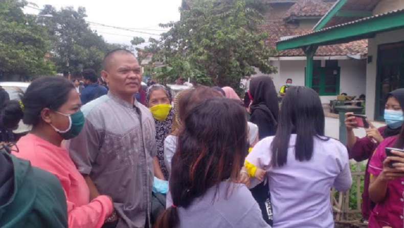 Usai Melayat Kang Pipit, Warga Berfoto dengan Pemain Sinetron Preman Pensiun