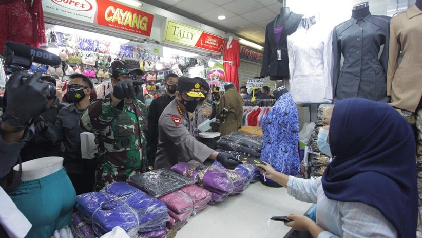 Panglima TNI bersama Kapolri Bagikan Masker kepada Pedagang Pasar Tanah Abang - Bagian 1