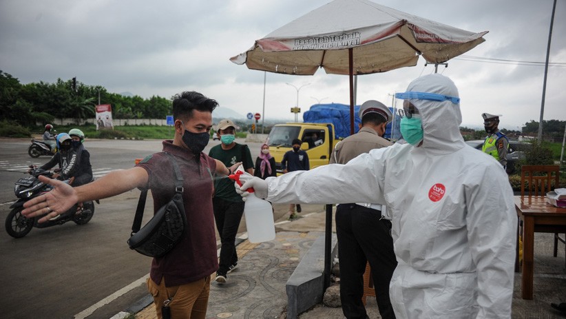 Wisatawan Berlibur ke Bandung Ikuti Rapid Test Antigen Covid-19 - Bagian 2