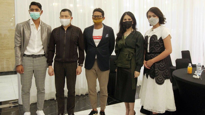 Gaya Arya Saloka dan Amanda Manopo Foto Bareng Sandiaga Uno saat TikTok Awards - Bagian 2