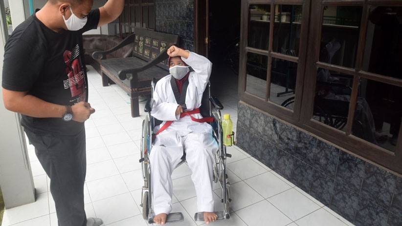 Potret Atlet Taekwondo Tetap Semangat Berlatih Meski Menderita Stroke - Bagian 3