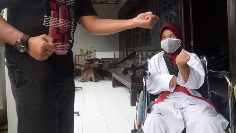 Potret Atlet Taekwondo Tetap Semangat Berlatih Meski Menderita Stroke - Bagian 4