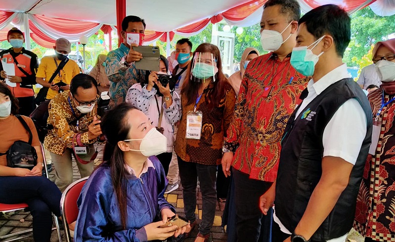Tinjau Vaksinasi Covid-19 di Surabaya, Wamenkes: Ini Perang Dunia Ketiga 