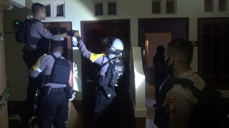title Polisi Gerebek Wisma di Palangkaraya, 20 Pasangan Mesum dan Kondom Diamankan Polisi Gerebek Wisma di Palangkaraya, 20 Pasangan Mesum dan Kondom Diamankan