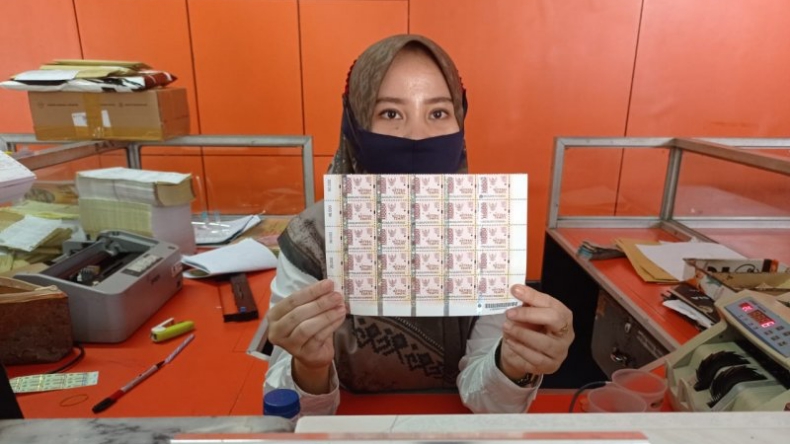 Hore, Warga Padang Sudah Bisa Beli Materai Rp10.000 di Kantor Pos