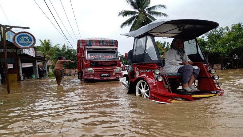 Lintas Sulawesi Tergenang Banjir, Personel Polres Gorontalo Utara Diturunkan di Jembatan Merah