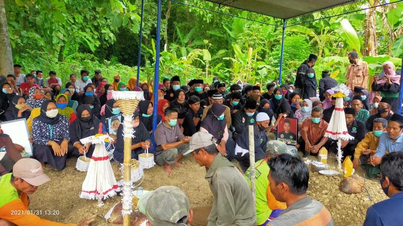 title Hujan Tangis Iringi Pemakanan Kakak Adik Korban Sriwijaya Air SJ-182 di Sragen Hujan Tangis Iringi Pemakanan Kakak Adik Korban Sriwijaya Air SJ-182 di Sragen
