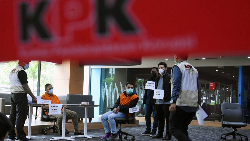 KPK Gelar Rekonstruksi Korupsi Bansos Covid, Ada Adegan Penyerahan Brompton - Bagian 3