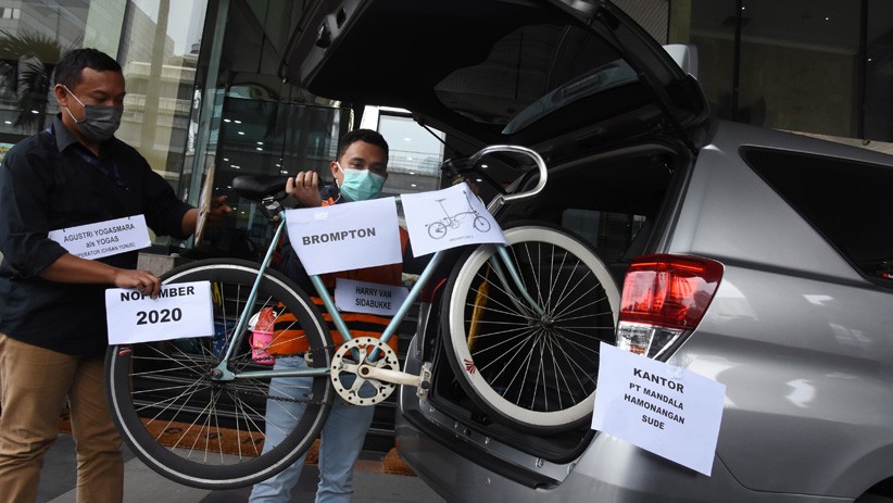 KPK Gelar Rekonstruksi Korupsi Bansos Covid, Ada Adegan Penyerahan Brompton - Bagian 1