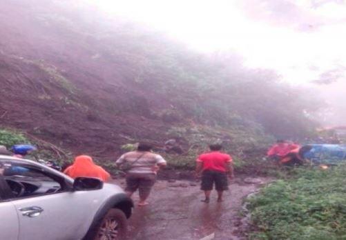 title Akses ke Kawah Ijen Putus Tertutup Longsor dan Banjir Bandang Akses ke Kawah Ijen Putus Tertutup Longsor dan Banjir Bandang