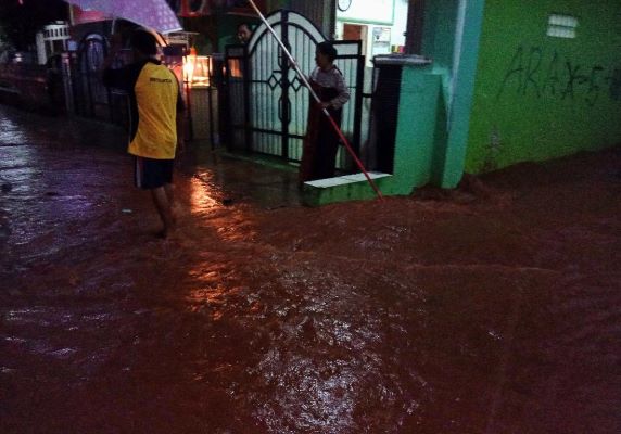 title Banjir Tanah Merah di Ciseureuh Purwakarta, Pengembang Dituntut Tanggung Jawab Banjir Tanah Merah di Ciseureuh Purwakarta, Pengembang Dituntut Tanggung Jawab