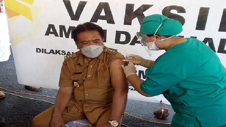 Bupati Jabes Gaghana Orang Pertama Divaksin Covid-19 di Sangihe