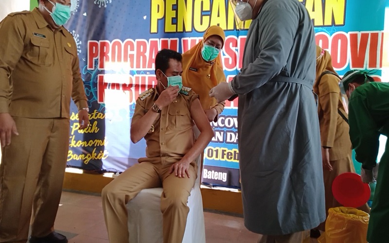 Disuntik Vaksin Covid-19, Bupati Bangka Tengah: Usai 30 Menit Tidak Ada Reaksi Apa Pun 
