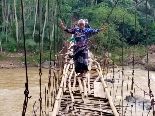 Jembatan Penghubung Tasikmalaya-Garut Rusak Parah, Salah Langkah Bisa Terperosok