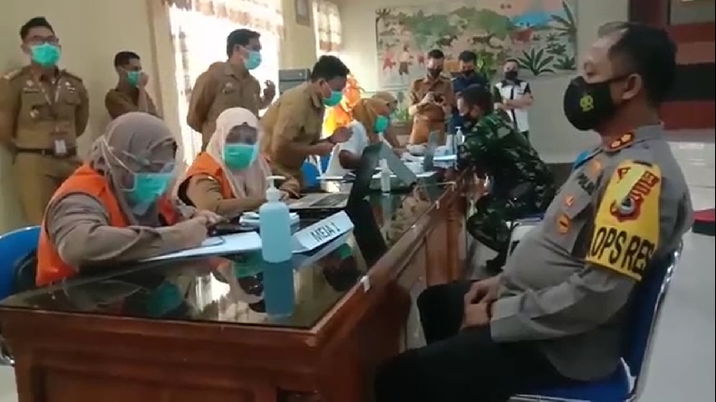 title Jadi Orang Pertama, Dandim dan Kapolres Jeneponto Divaksin di Kantor Bupati Jadi Orang Pertama, Dandim dan Kapolres Jeneponto Divaksin di Kantor Bupati