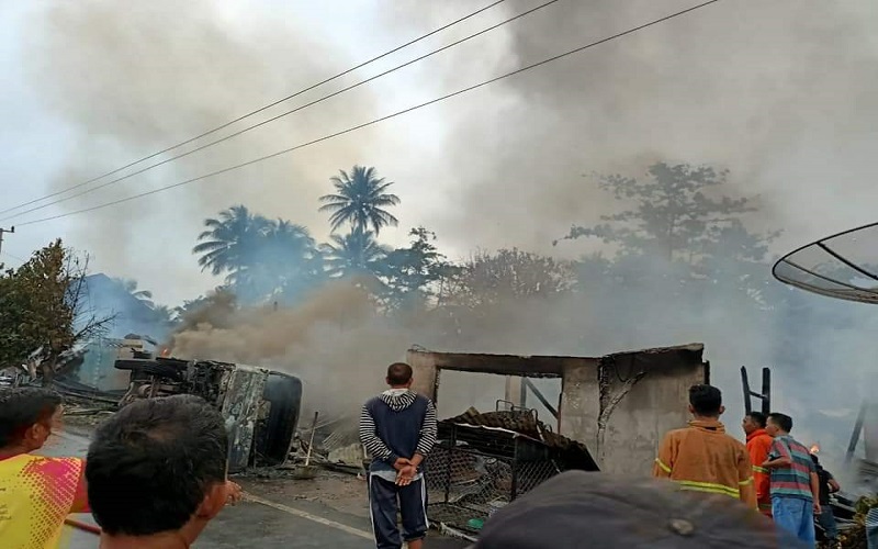 Hindari Kucing Hitam Truk Es Krim Terguling, 2 Penumpang Tewas 7 Rumah Terbakar