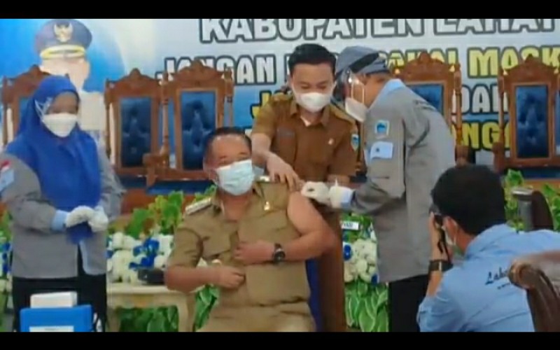 title Ditemani 14 Pejabat, Bupati Lahat Disuntik Vaksin Covid-19 Ditemani 14 Pejabat, Bupati Lahat Disuntik Vaksin Covid-19