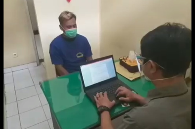 Keterlaluan, Bapak Ini Tega Sebar Video Anak Tirinya saat Mandi 