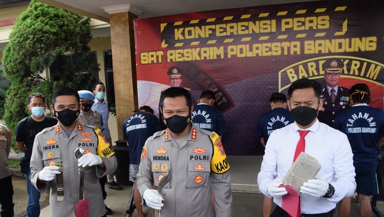 Pembunuhan Preman di Bandung, Polisi Amankan Kujang, Golok, dan Balok Kayu
