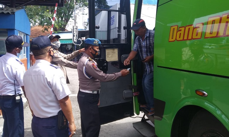 Razia PPKM, Satgas Covid-19 Sidoarjo Tindak 15 Pelanggar di Bungurasih