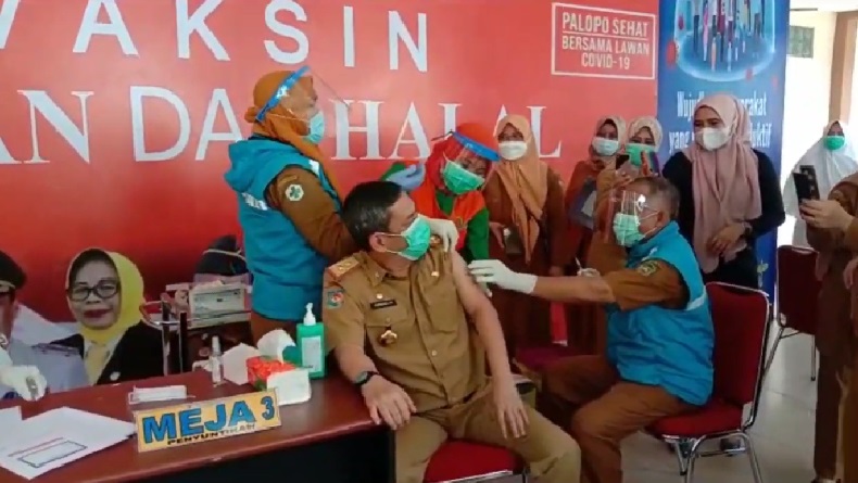 Takut Jarum Suntik, Sekda Palopo Tegang sebelum Divaksin