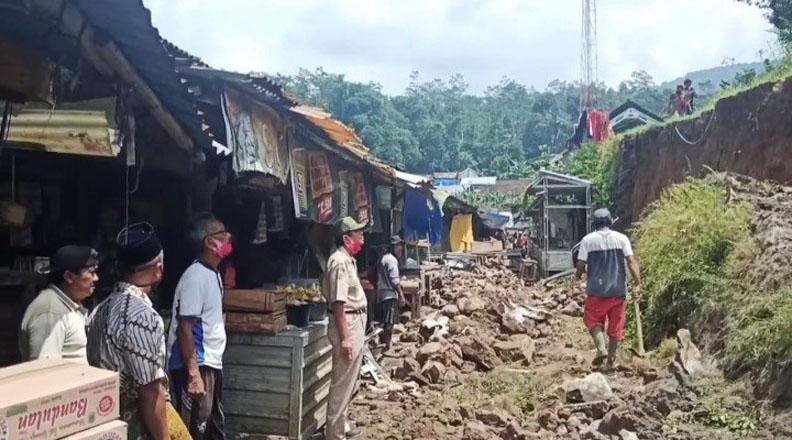 Tebing 4 Meter Longsor Timpa Puluhan Lapak Pedagang Pasar di Pekalongan