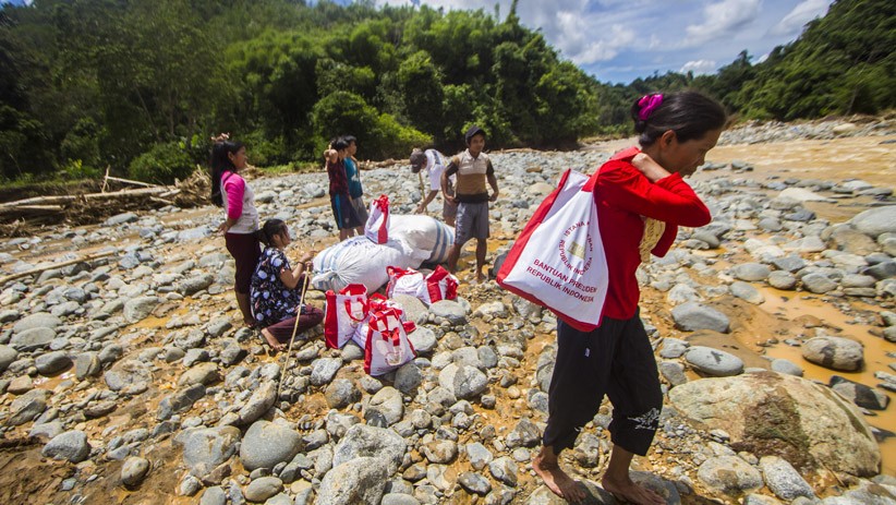 Begini Perjuangan Korban Banjir Kalsel demi Dapat Sembako Presiden Jokowi - Bagian 3