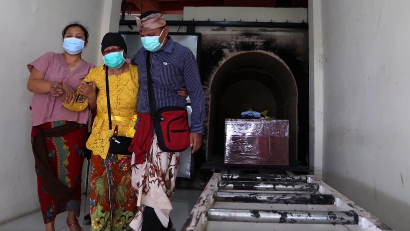 Suasana Haru Ritual Nitip di Geni, Prosesi Pembakaran Jenazah Korban Covid-19 - Bagian 1