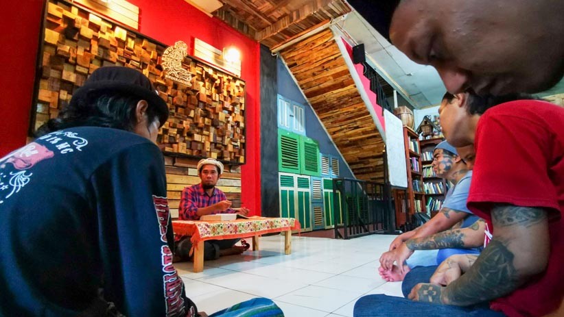 Menyentuh Hati, Anak Punk Penuh Tato Belajar Alquran di Pondok Tasawuf Underground - Bagian 3