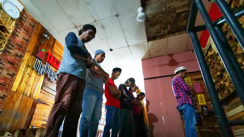 Menyentuh Hati, Anak Punk Penuh Tato Belajar Alquran di Pondok Tasawuf Underground - Bagian 6