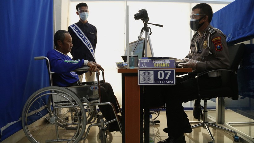 Melihat Penyandang Disabilitas Mengurus Pembuatan SIM di Satpas Colombo Surabaya - Bagian 1