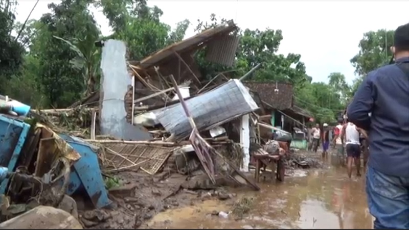 title Banjir Bandang Terjang Wilayah Jombang, 7 Rumah Hancur 2 Rata dengan Tanah Banjir Bandang Terjang Wilayah Jombang, 7 Rumah Hancur 2 Rata dengan Tanah