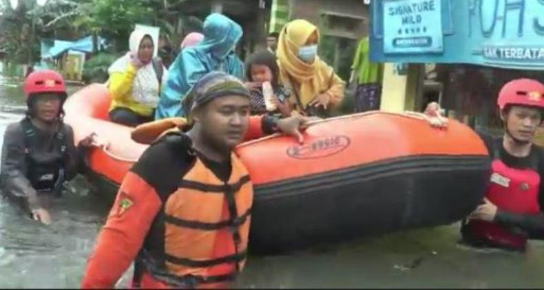 Banjir Masih Rendam Desa Dorang Jepara, Sebagian Warga Bertahan di Rumah 