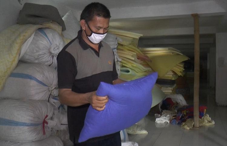 Usahanya Terdampak Covid-19, Pria Ini Sukses Mengolah Limbah Busa Jadi Bantal dan Boneka
