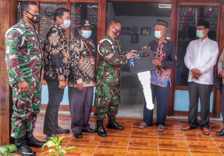 HUT ke-74 Pomal, Denpom Lanal Semarang Bedah 5 Rumah Warga Tak Mampu