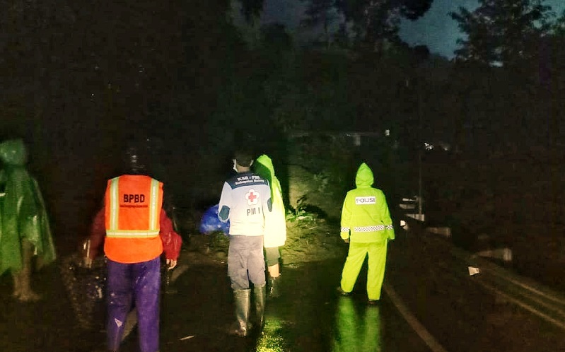 Tebing 25 Meter  Longsor, Lalu Lintas Malang-Kediri Putus Total  