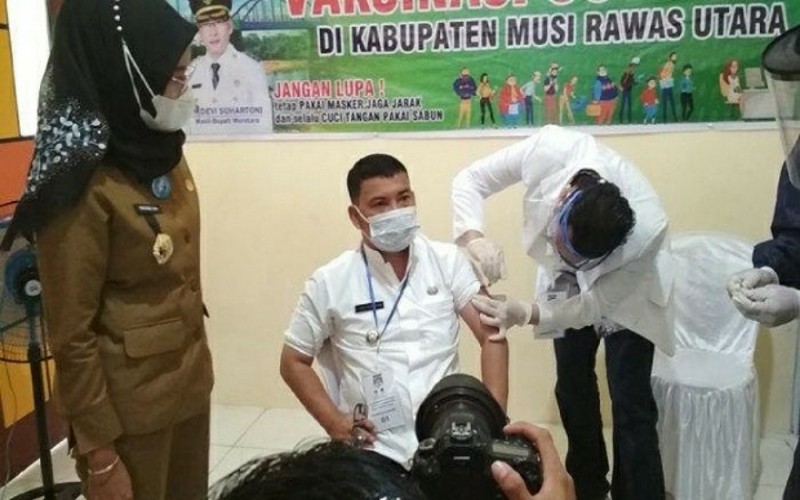 Wabup Muratara dan Istri Penerima Suntikan Pertama Vaksin Sinovac