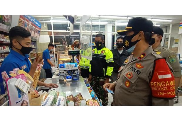 Nekat Buka saat Jam Malam, Satgas Covid Sidoarjo Tutup Paksa Minimarket dan Warkop